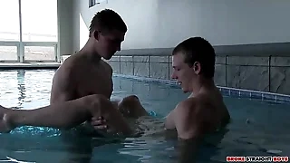 Johnny & Adam Fuck Submerged Bareback
